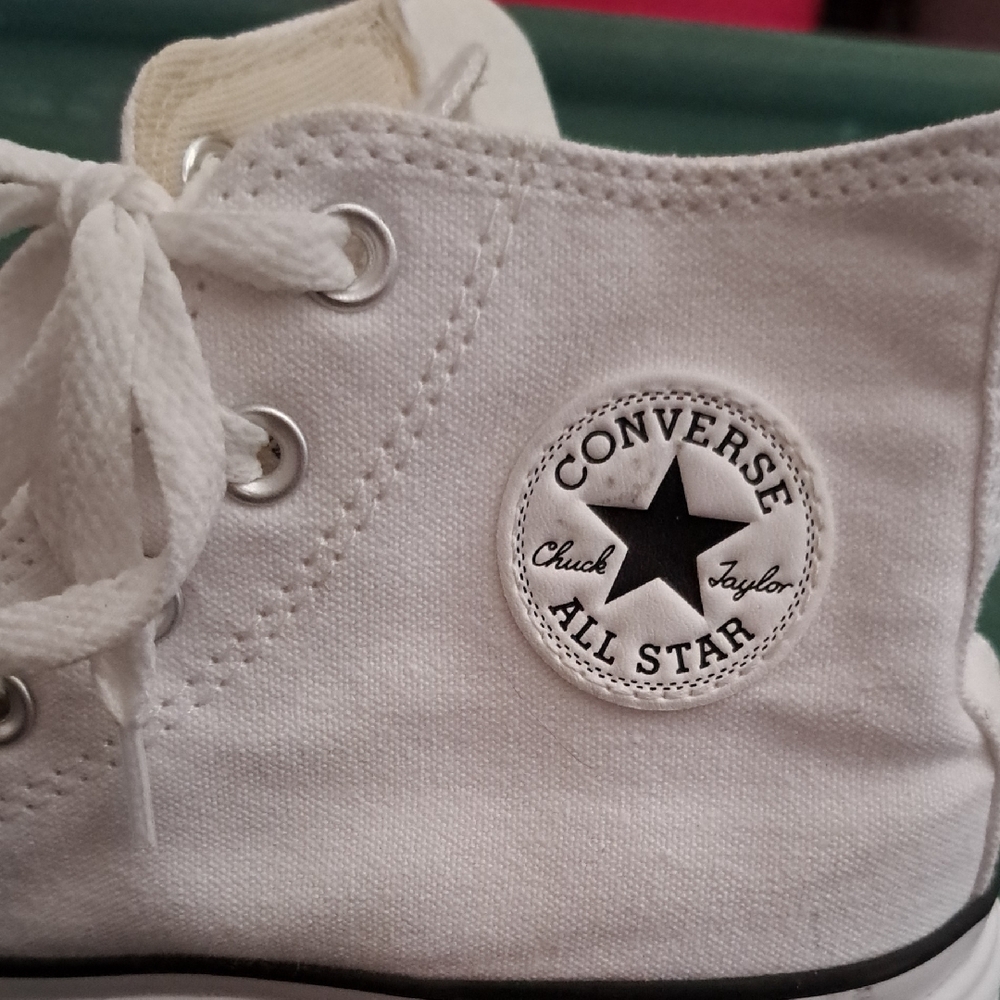 Stylish White High-Top Sneakers - Picture 5 of 8
